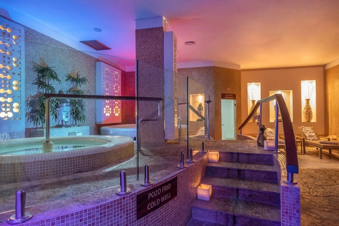 Corporativa, lujosa sala de spa con jacuzzi y zona de relajación.