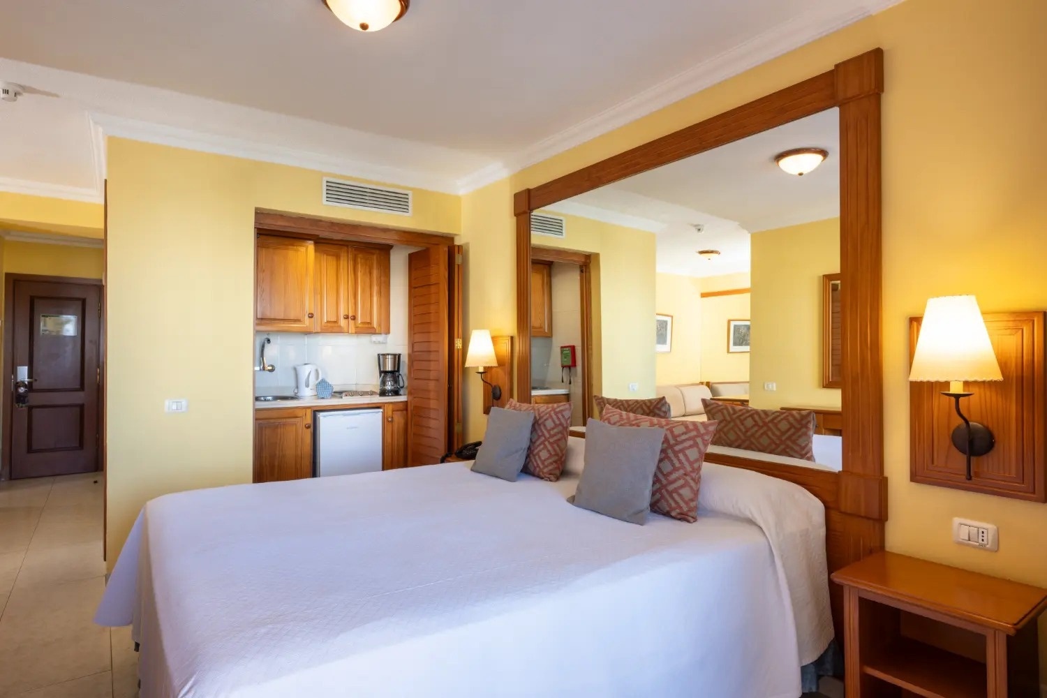 una habitación de hotel con una cama y una cocina