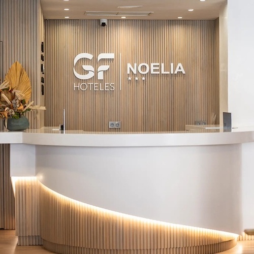 el mostrador de recepción del hotel noelia