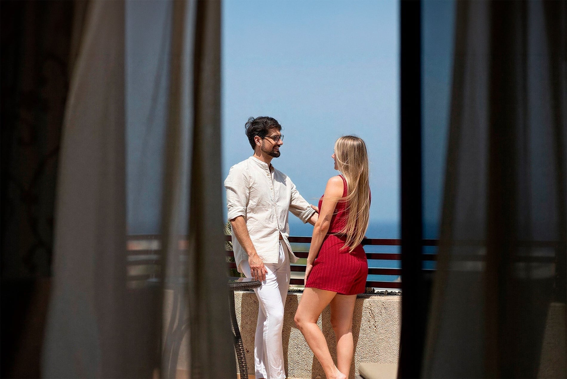 Pareja disfrutando balcón con vista al mar. ¡Reserva anticipada | GF Fañabé!