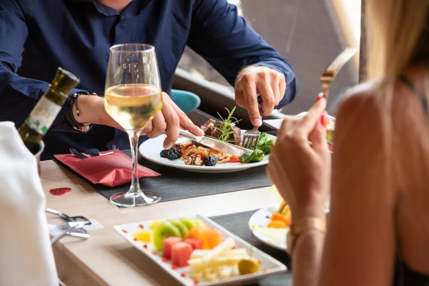 un hombre y una mujer caminan por un campo de golf