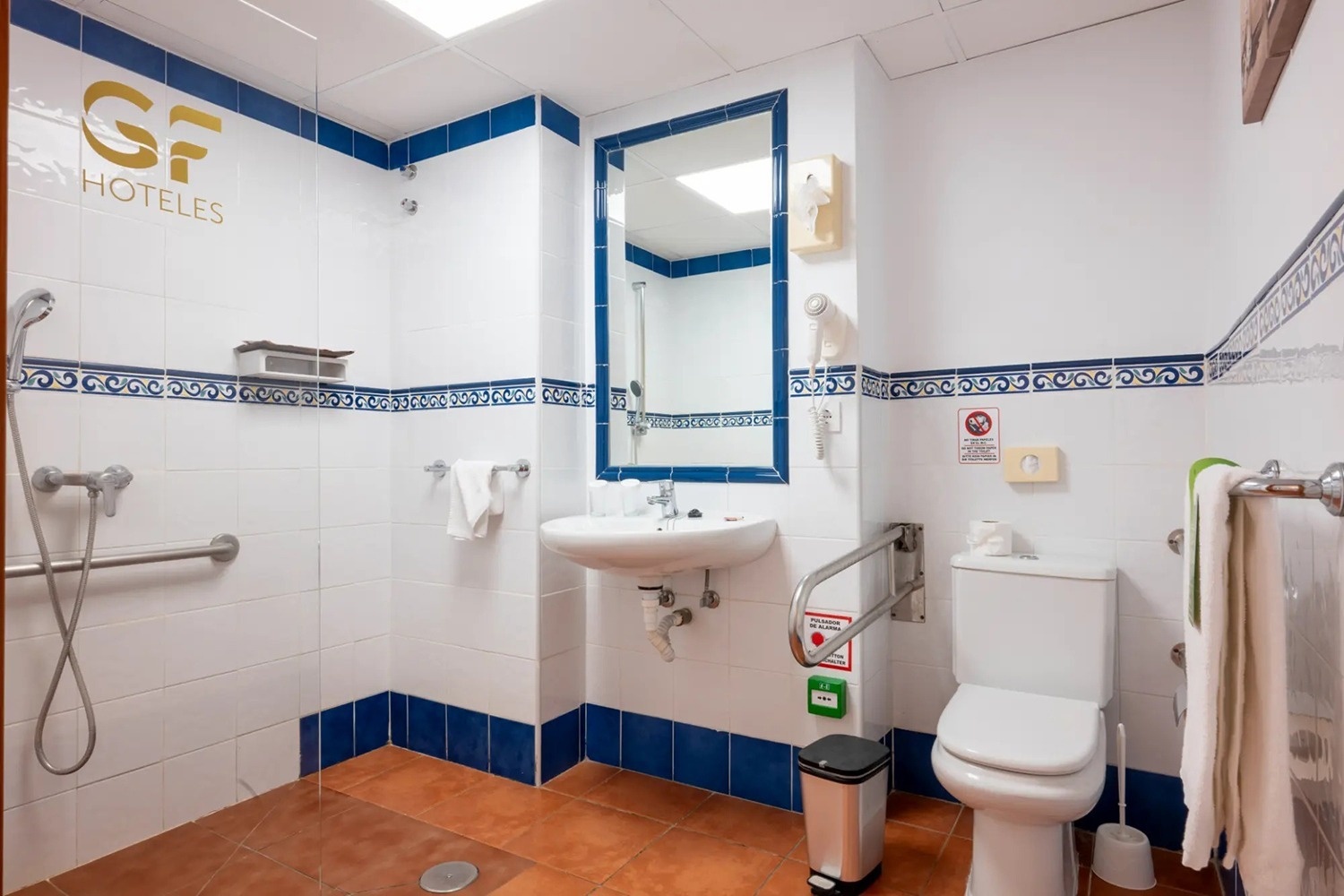 un baño con la palabra hoteles en la pared