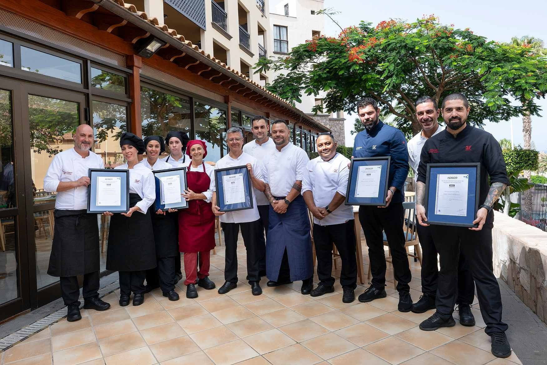 Equipo de chefs del hotel celebrando un premio GF: Corporativa con certificados.