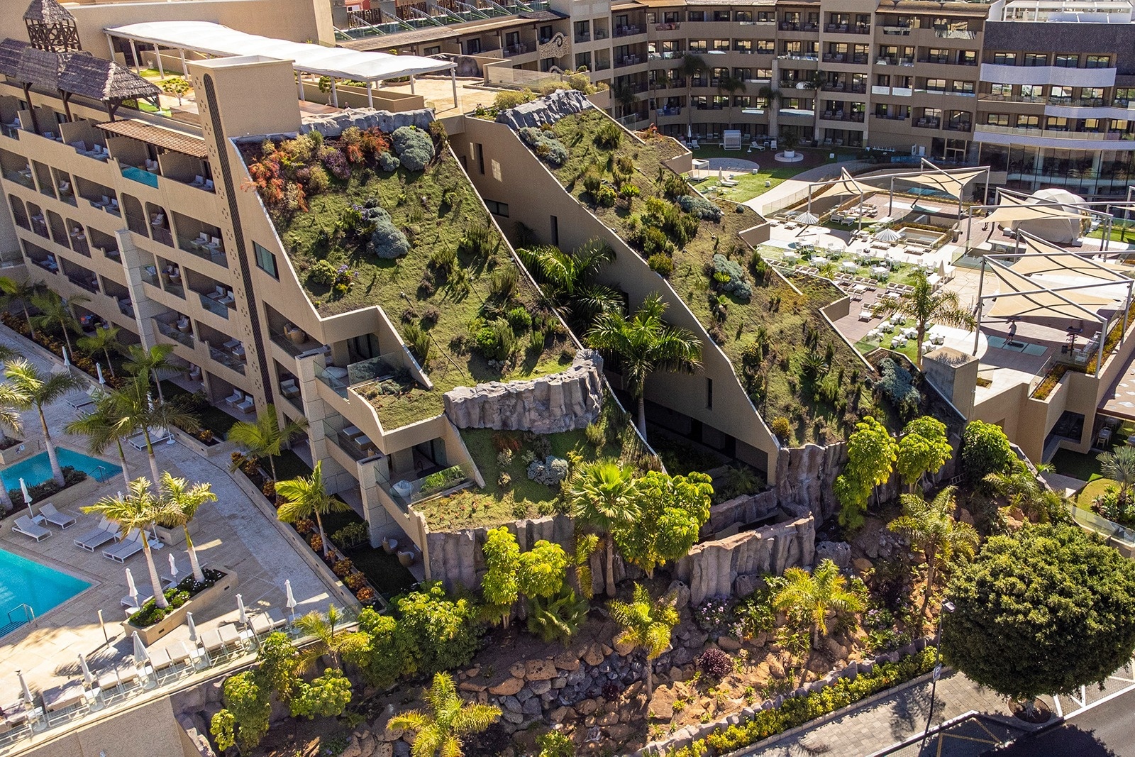 una vista aérea de un edificio con un techo verde