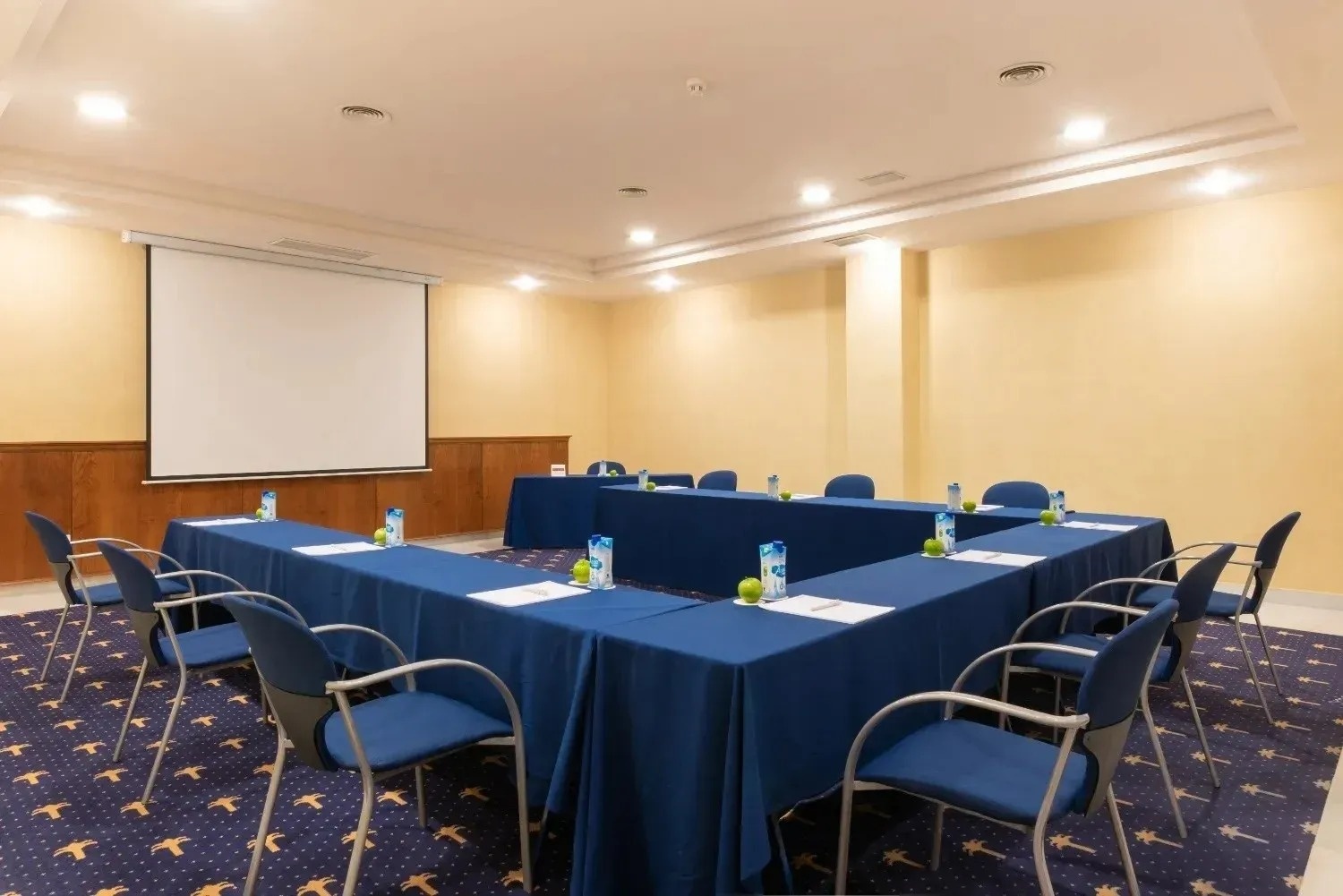 una habitación llena de mesas y sillas en un restaurante