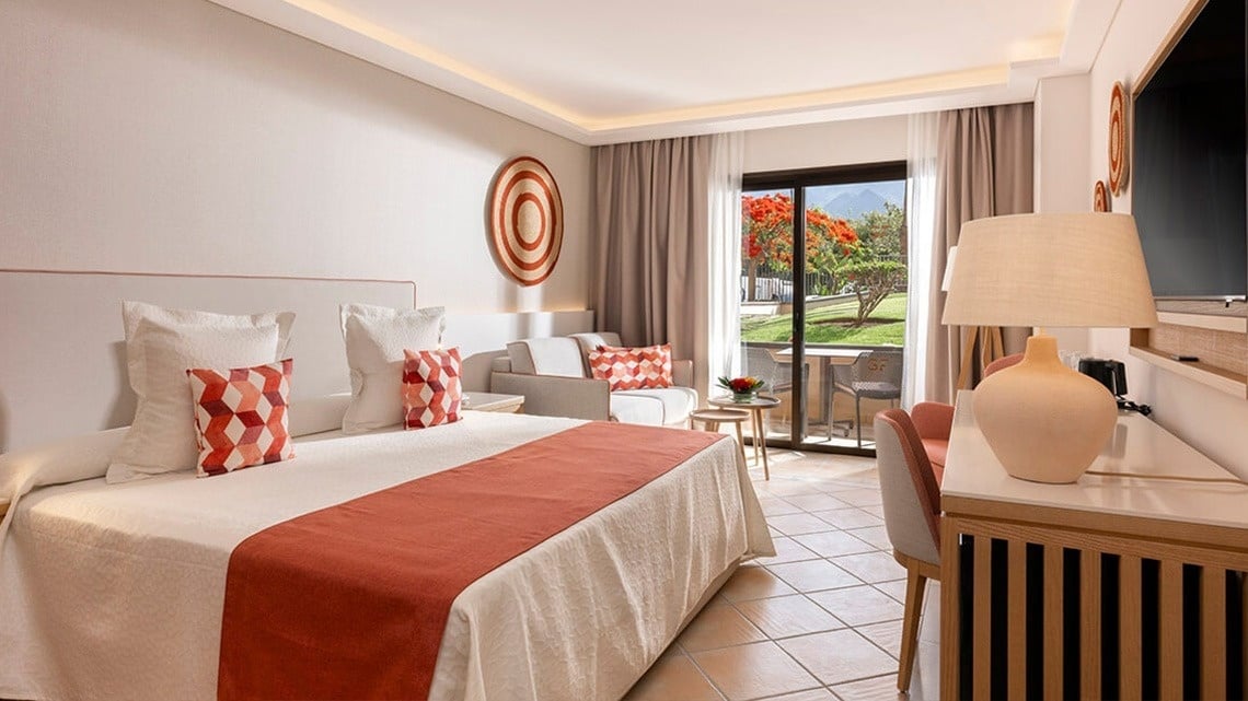 una habitación de hotel con dos camas y una televisión