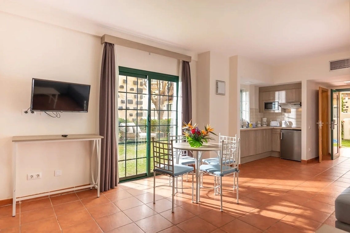 una cocina con una mesa y sillas y una televisión