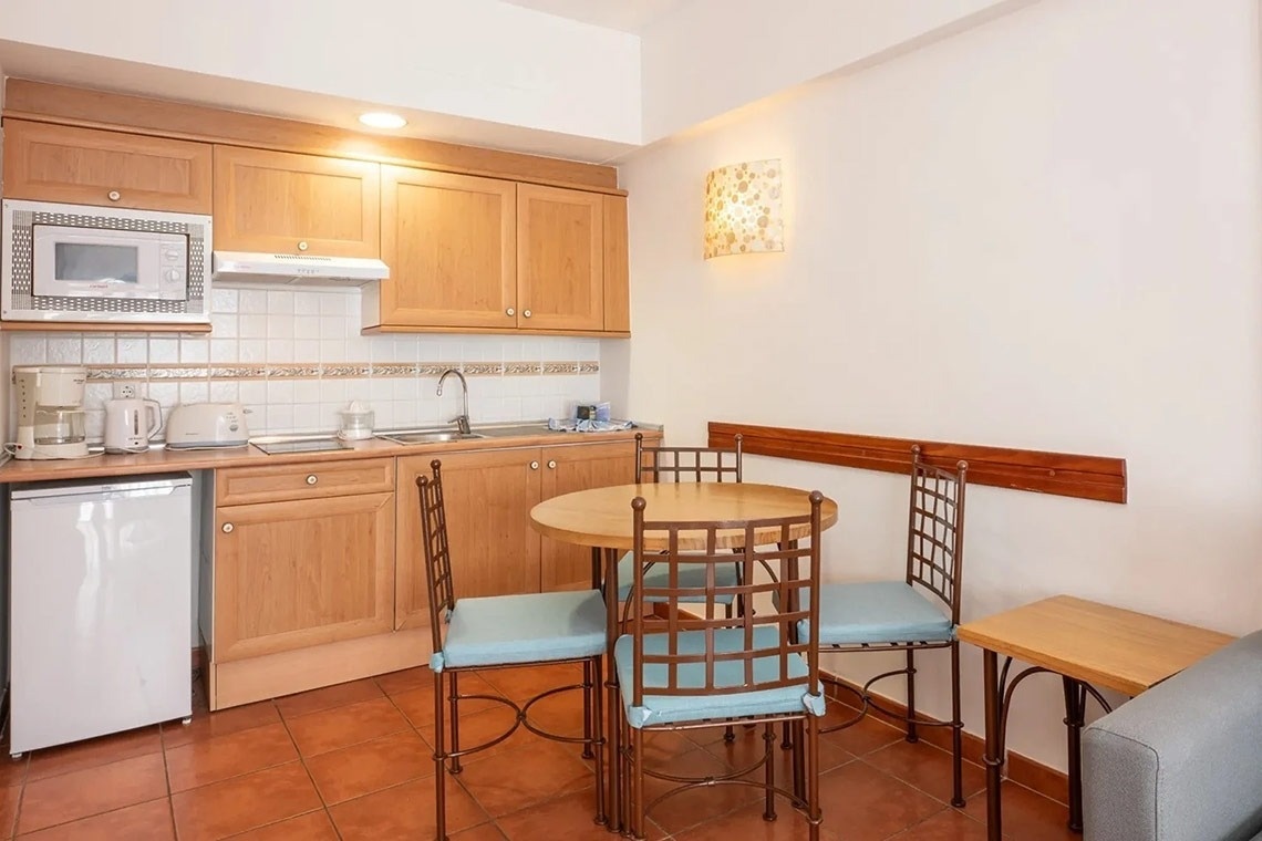 una cocina con una mesa y sillas y un microondas