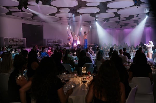 un grupo de personas está nadando en una playa tropical