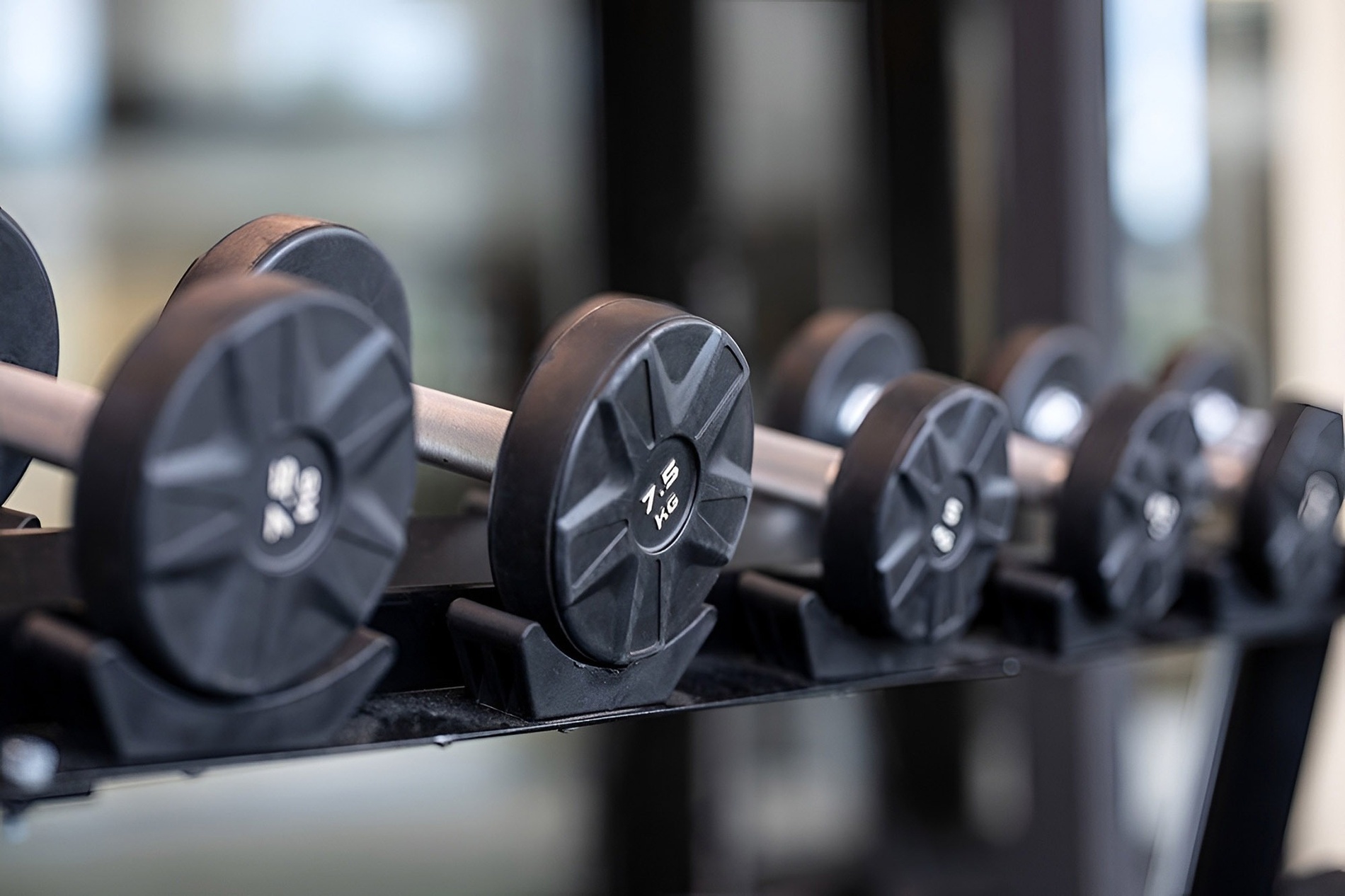 un buffet en un restaurante con platos y verduras