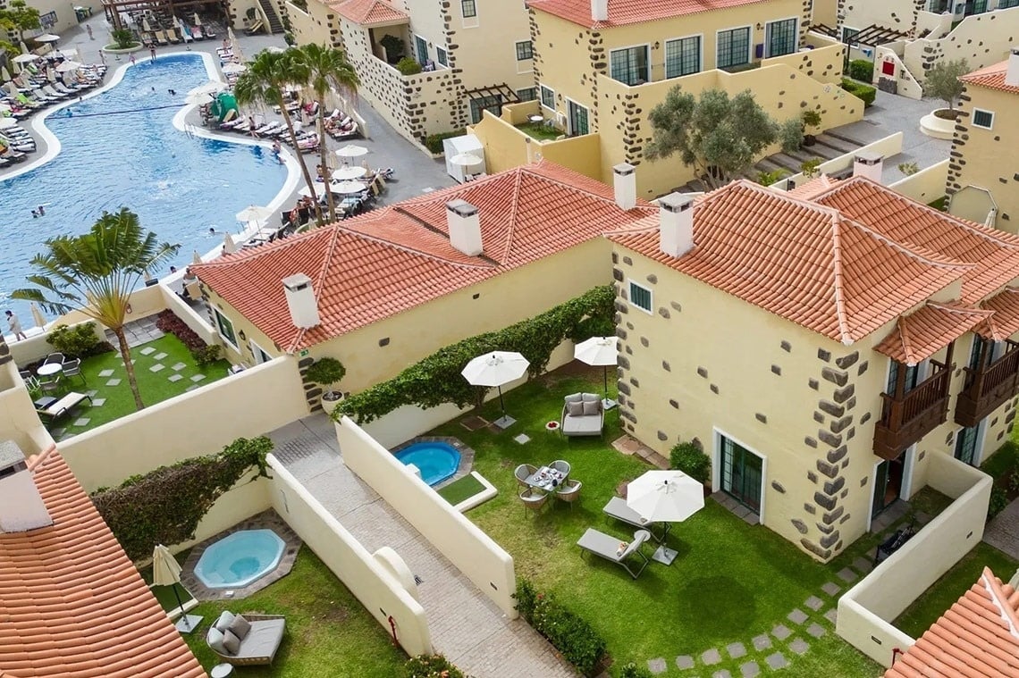 una vista aérea de un complejo de apartamentos con una piscina en el fondo