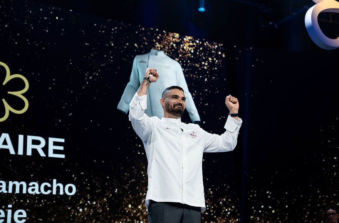 a man stands in front of a screen that says aire