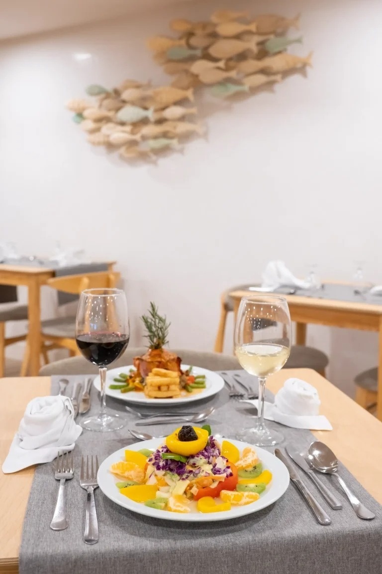 un hombre y una mujer caminan por un campo de golf