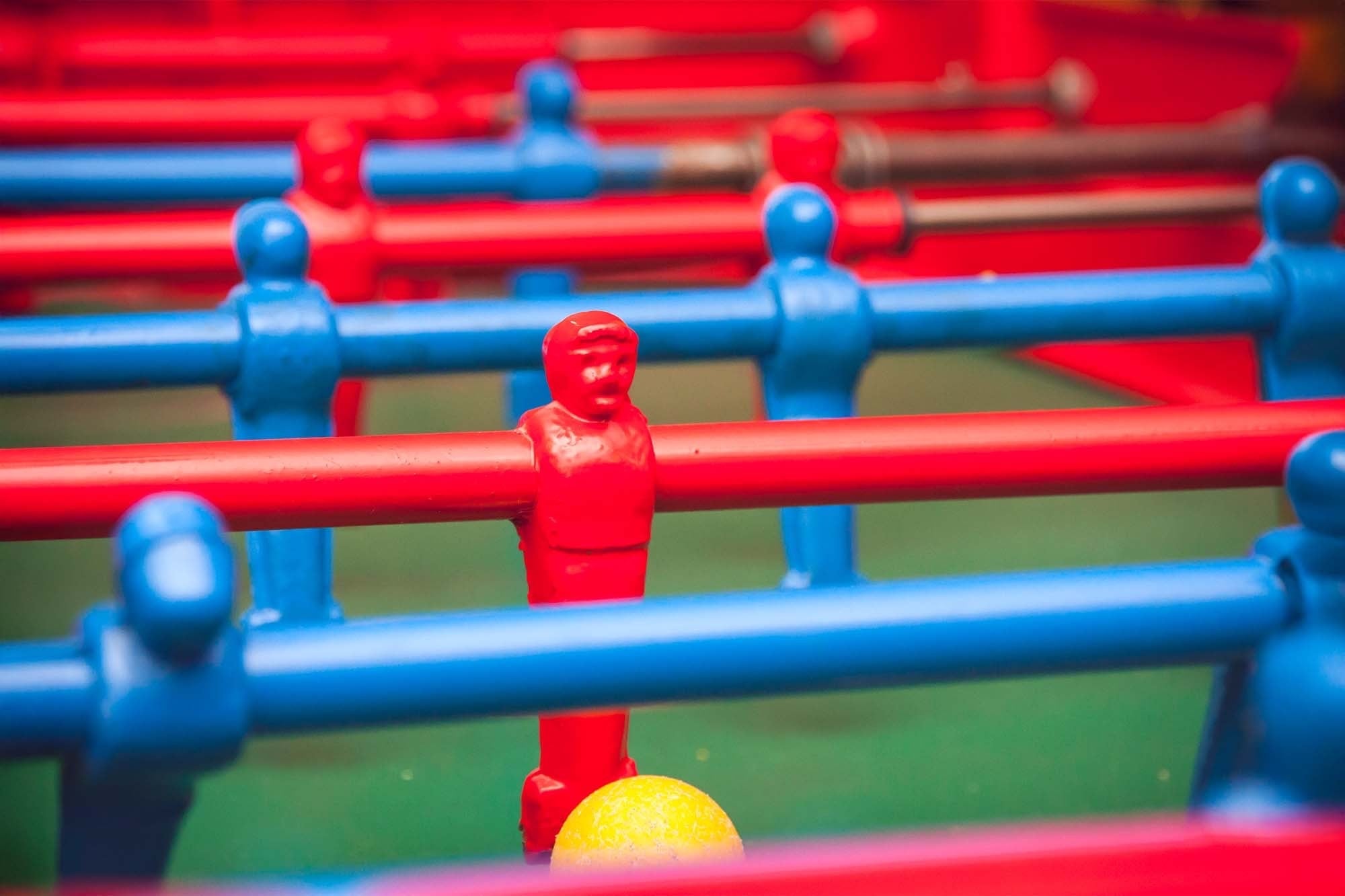 una mesa con copas de vino y un espejo con la palabra ajaj en la pared