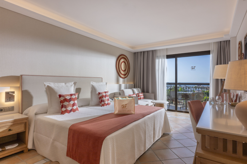 un dormitorio con una cama y dos mesitas de noche