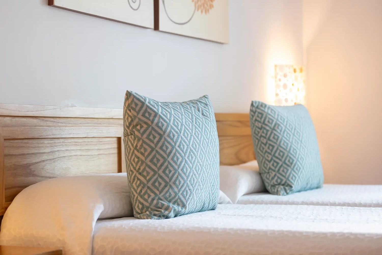 una cama con dos almohadas encima de ella