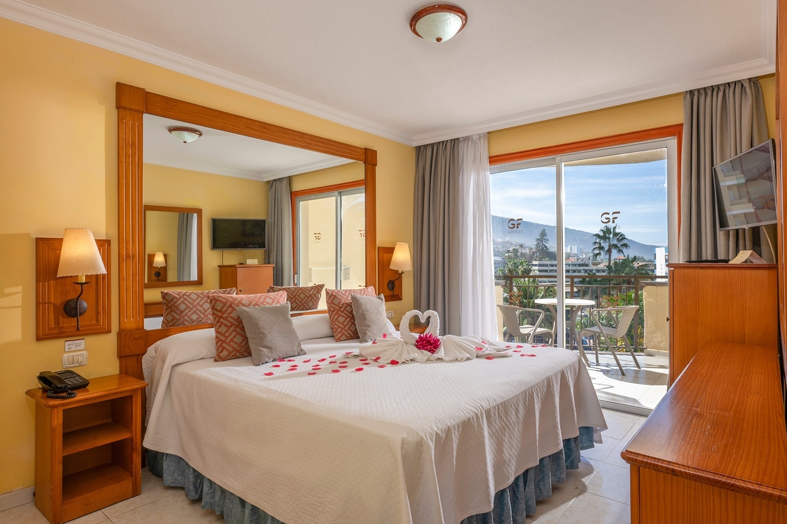 una habitación de hotel con una cama y una televisión