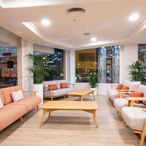 una sala de estar con sofás y mesas y una puerta que dice seguro