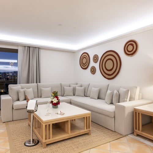 una habitación de hotel con una cama king size y un balcón