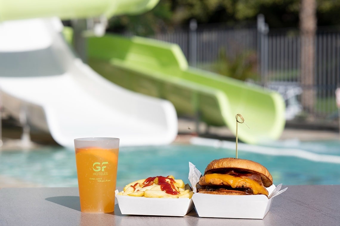 una mesa con copas de vino y un espejo con la palabra ajaj en la pared