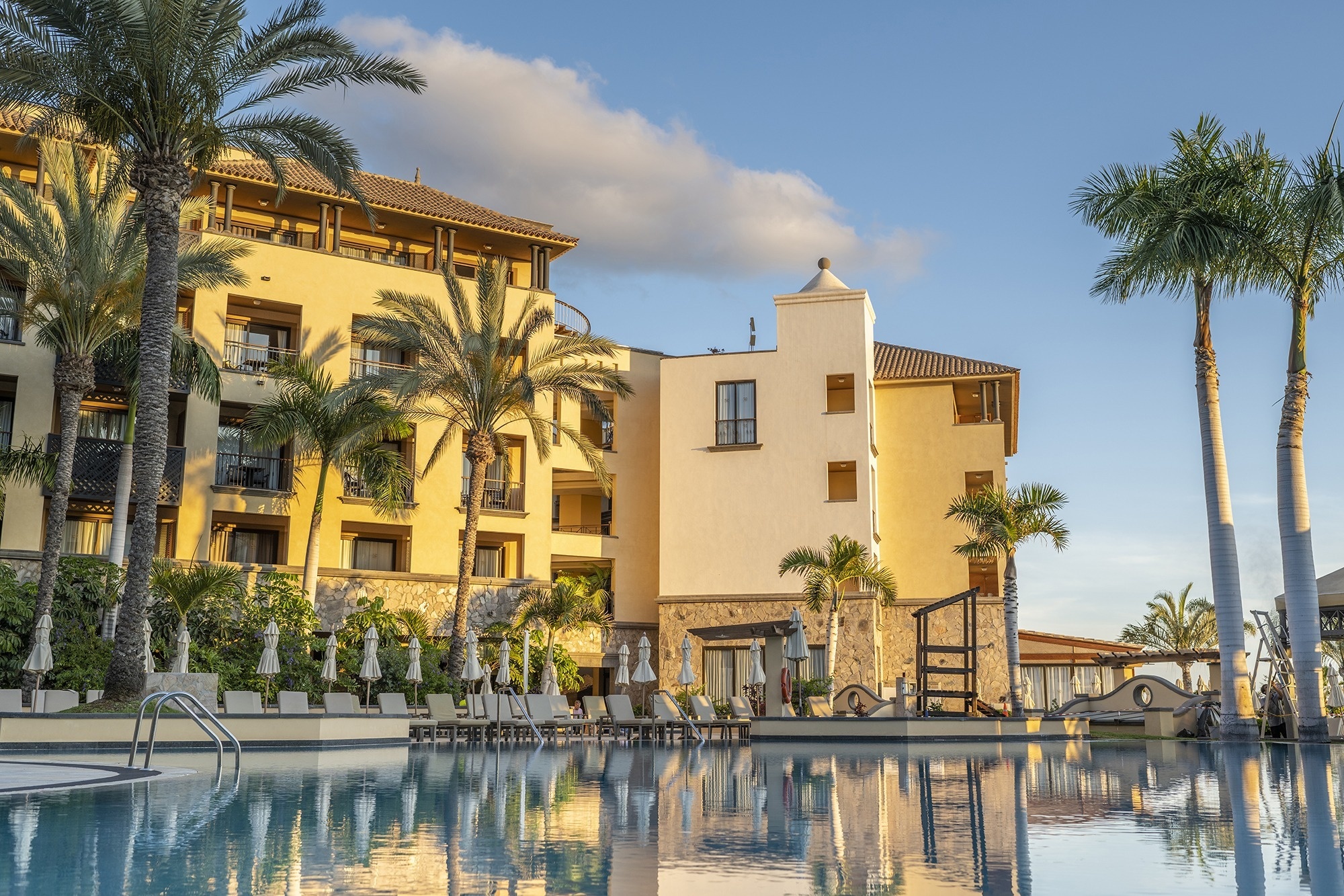 una hoja en forma de corazón está en la playa