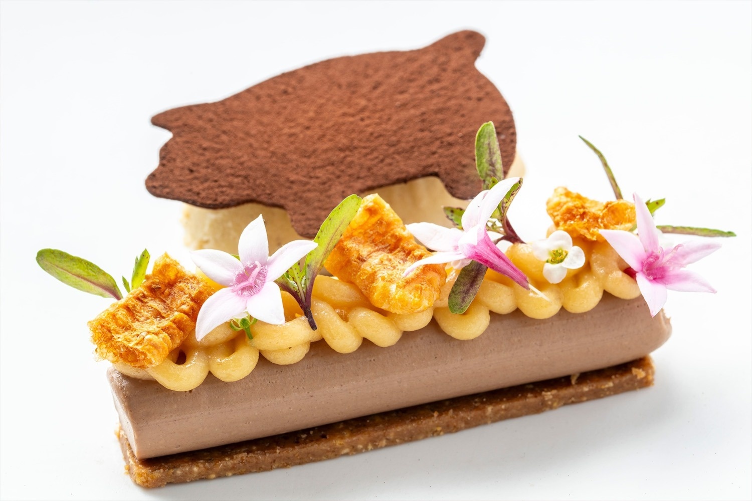 un grupo de personas se paran en un escenario con un fondo que dice gf hoteles