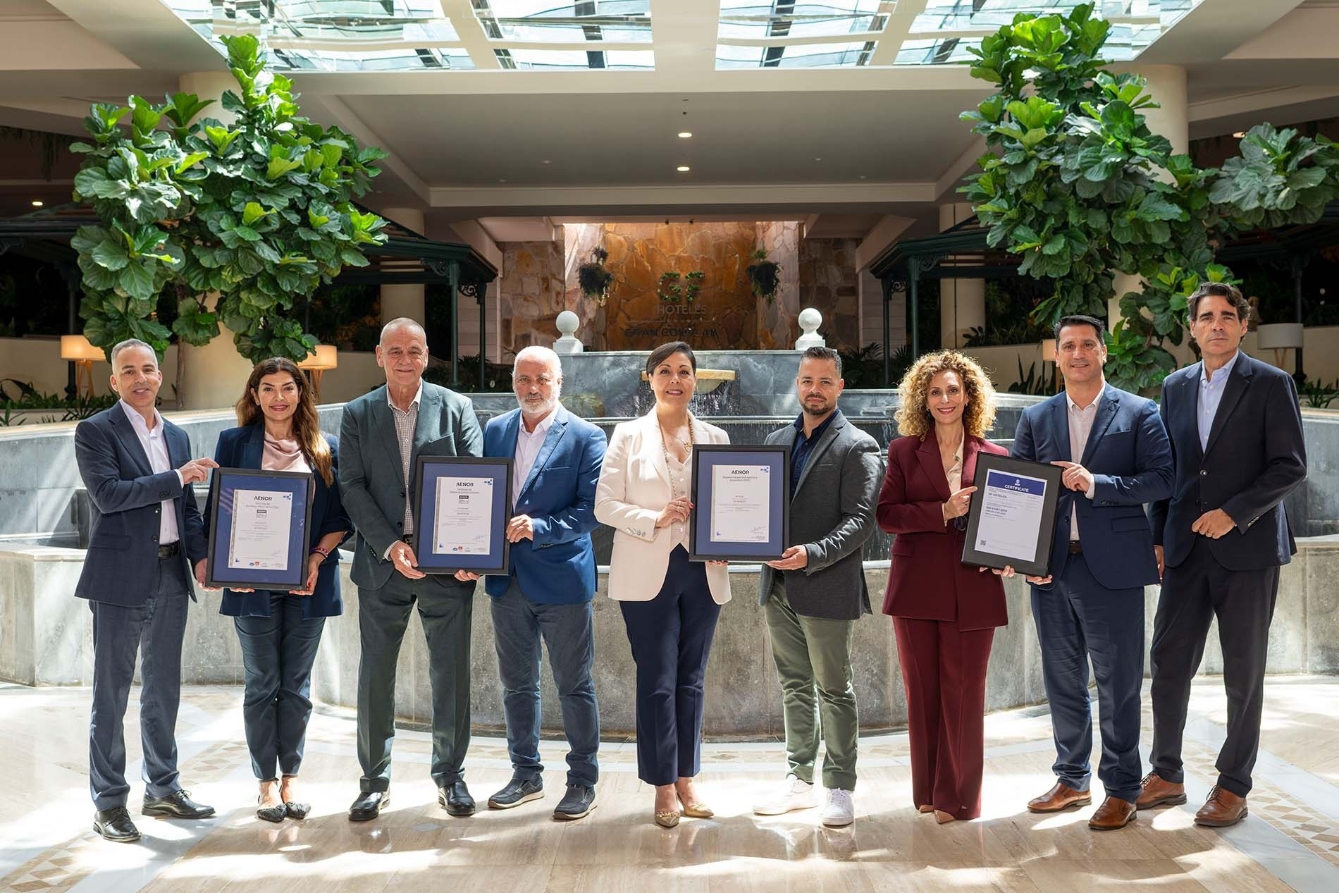 Corporativa: Reconocimiento de la certificación en el hotel con equipo directivo.