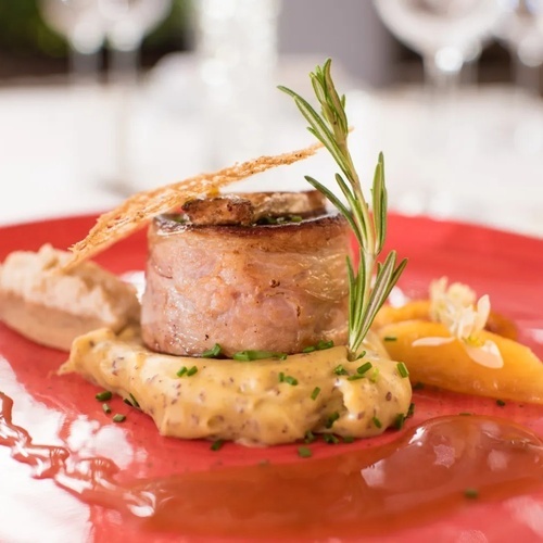 un primer plano de un plato de comida en una mesa