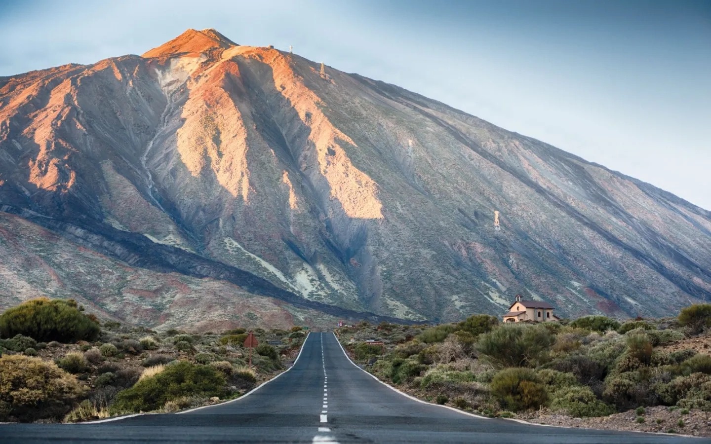 un hombre con una camiseta blanca y azul con la palabra tenerife