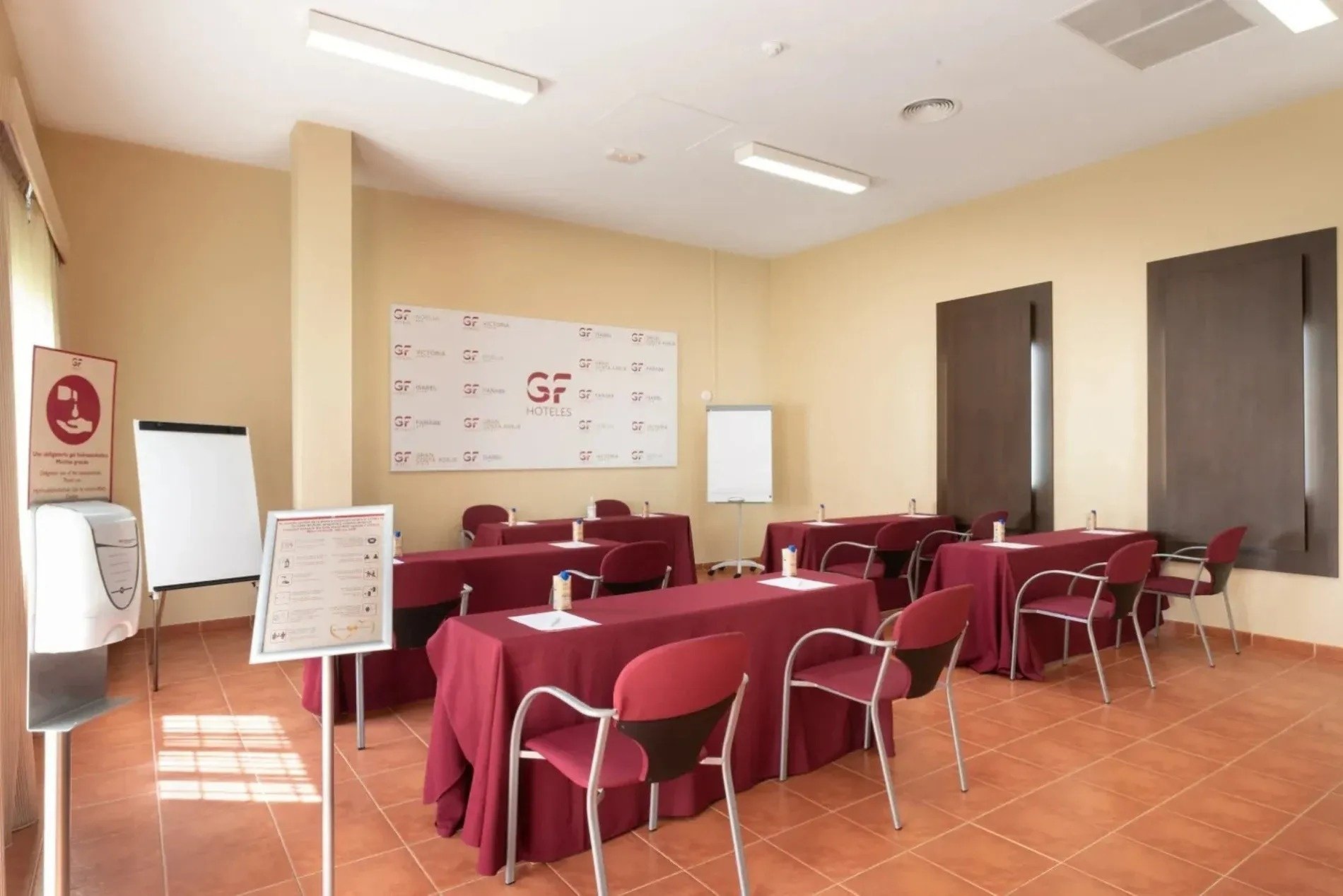 una habitación llena de mesas y sillas en un restaurante