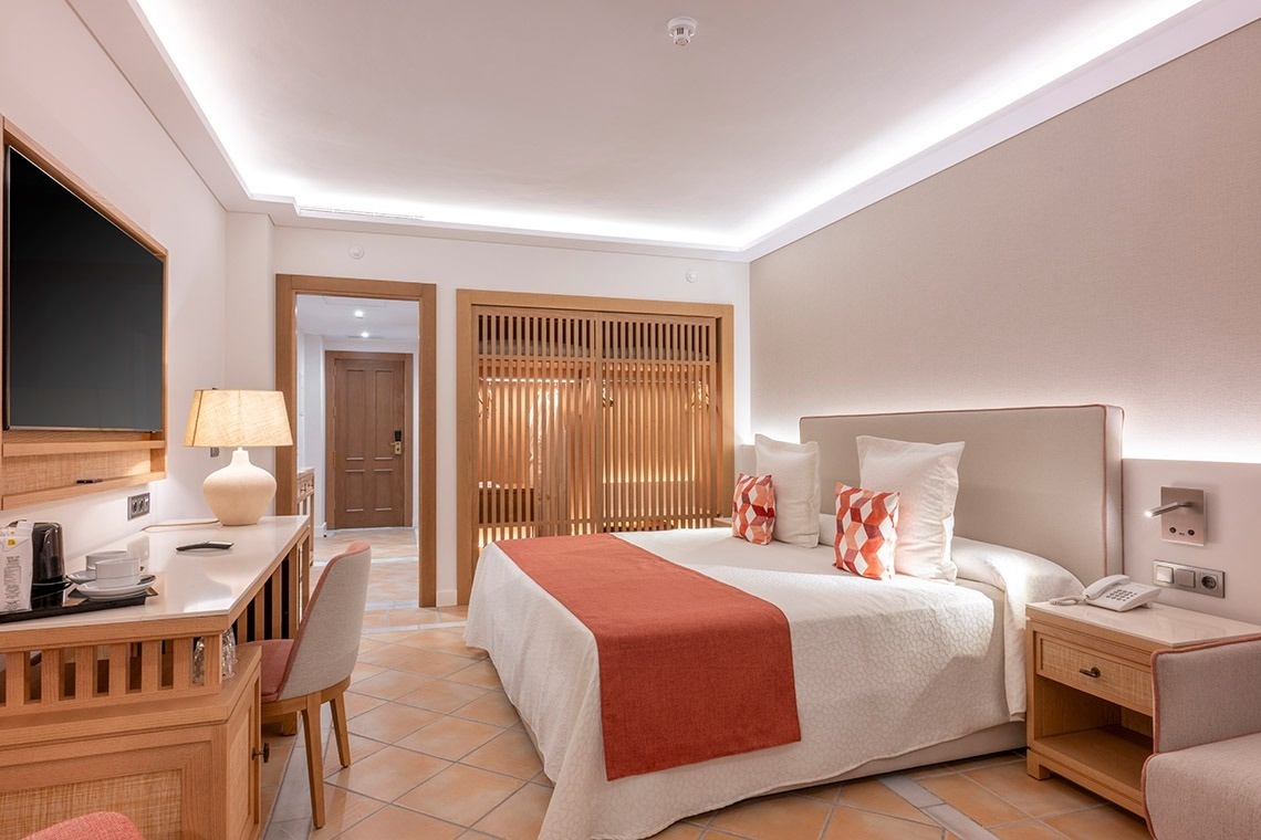 una habitación de hotel con una cama y una televisión