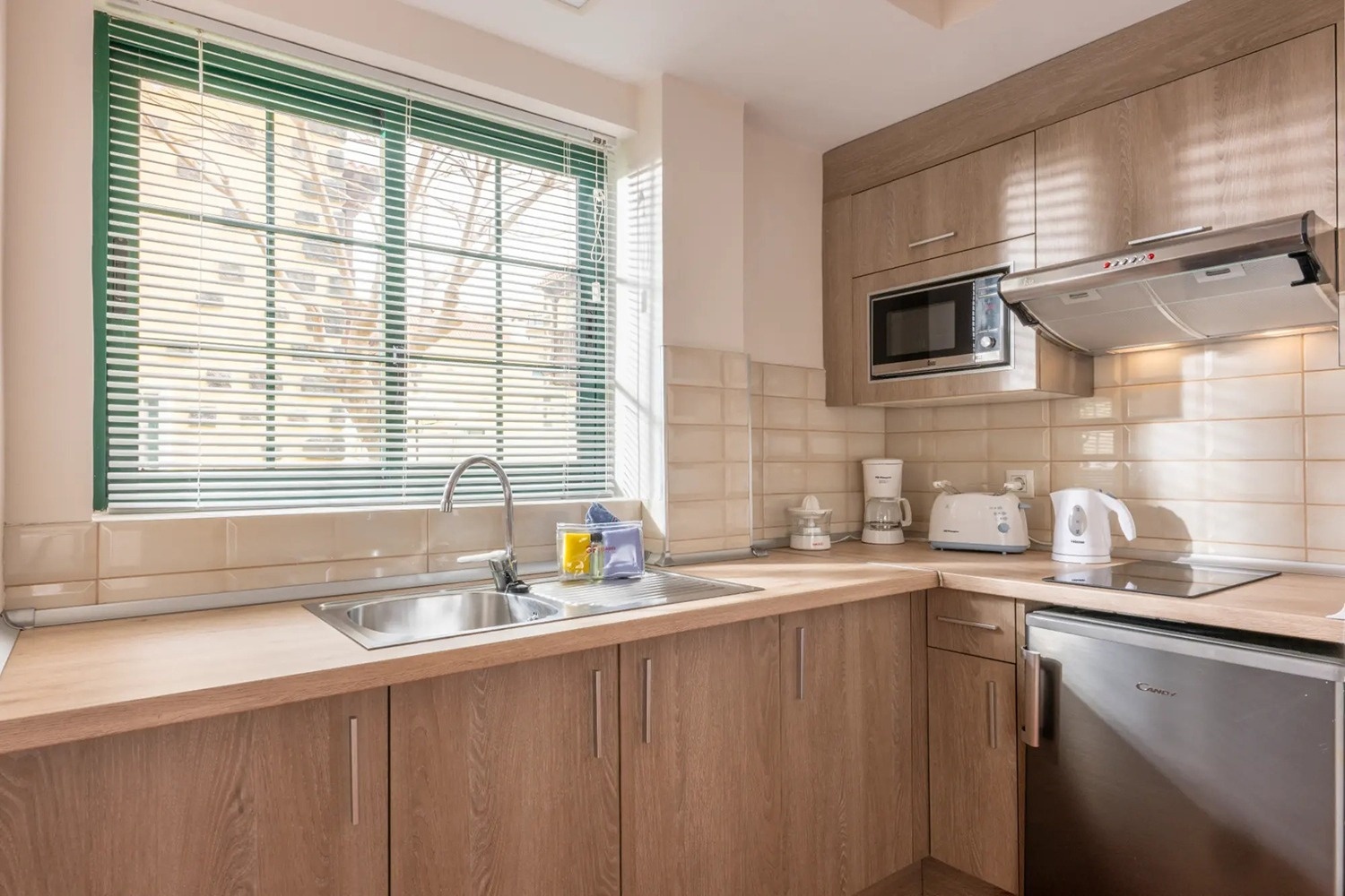 una cocina pequeña con un fregadero y un microondas