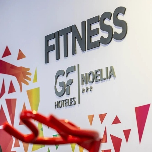 un gimnasio con la palabra fitness en la pared