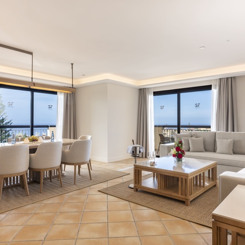 una sala de estar con una mesa de comedor y sillas