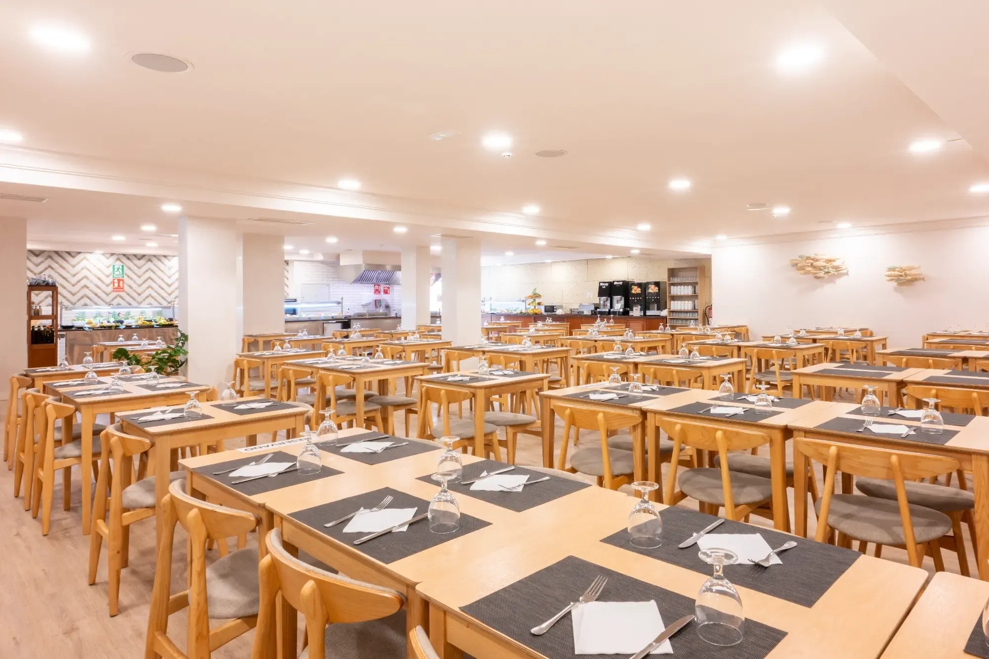 una larga fila de mesas y sillas en un restaurante