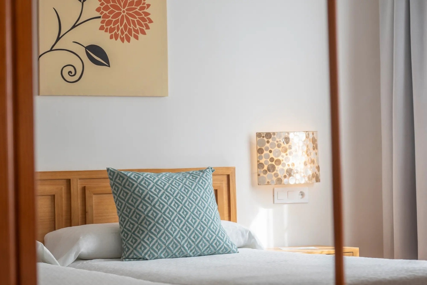 un dormitorio con dos camas y una lámpara