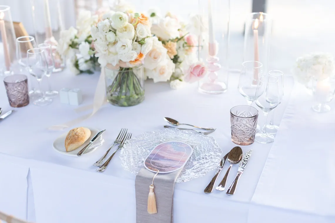 Elegant event table setting GF: Corporativa, with flowers and fine dinnerware.