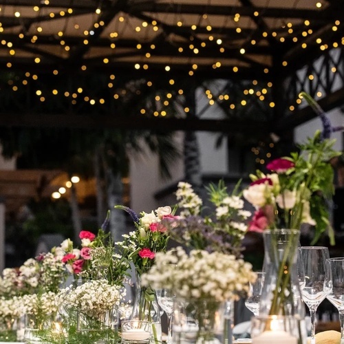 una mesa decorada con flores y copas de vino