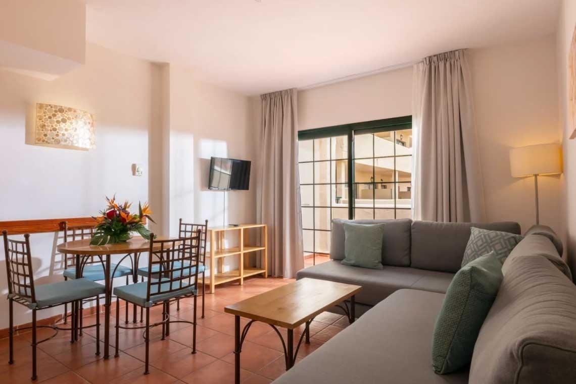 una habitación de hotel con una bañera y una cama