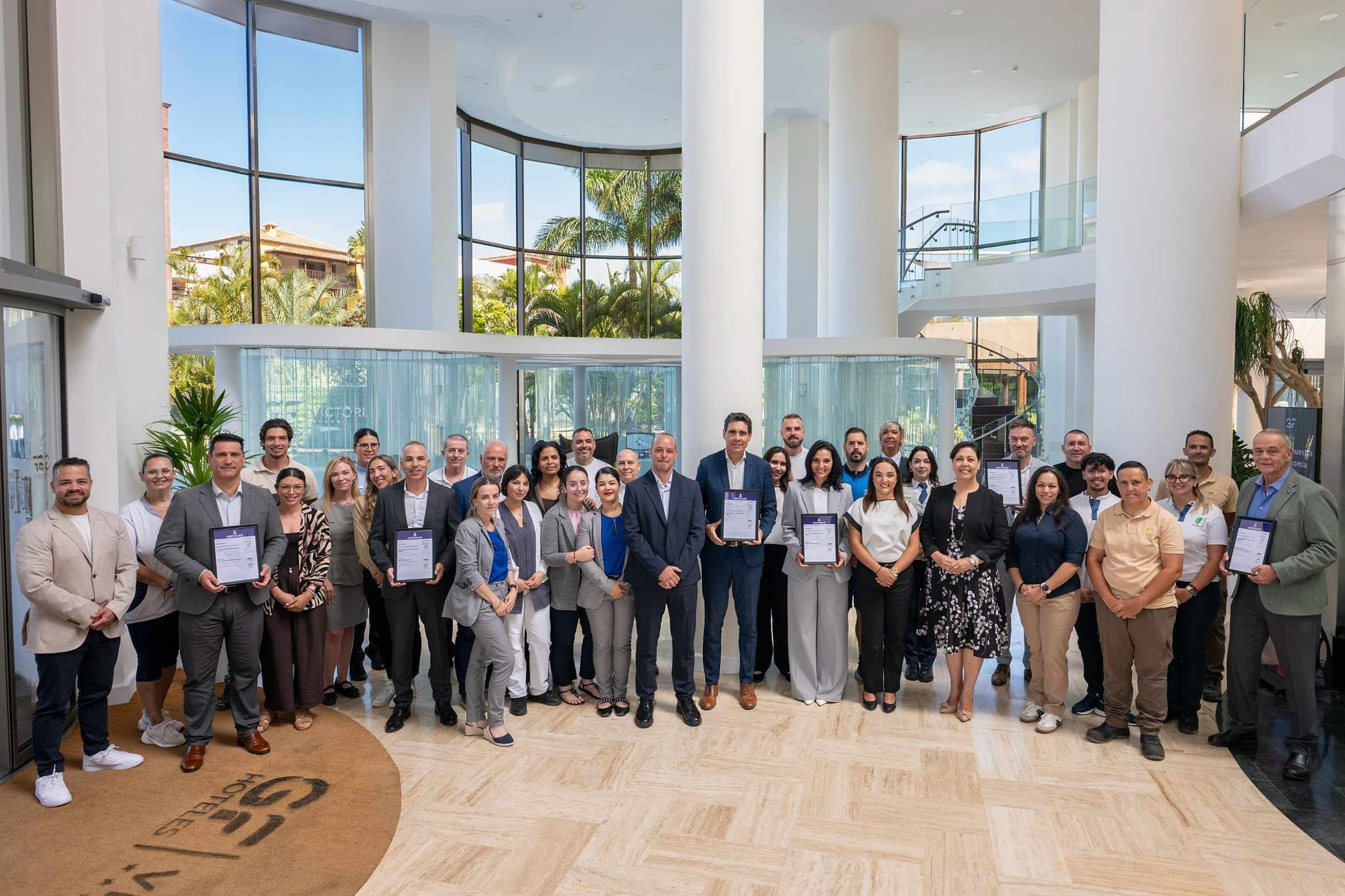 Group photo of hotel staff receiving awards at GF: Corporativa.