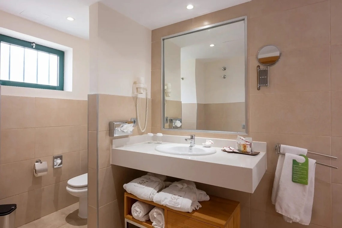 un cuarto de baño con un lavabo y un espejo