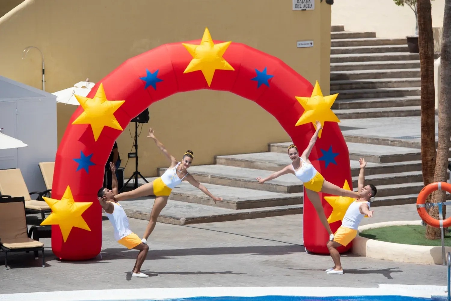 un hombre sin camisa está parado en una cueva junto al océano