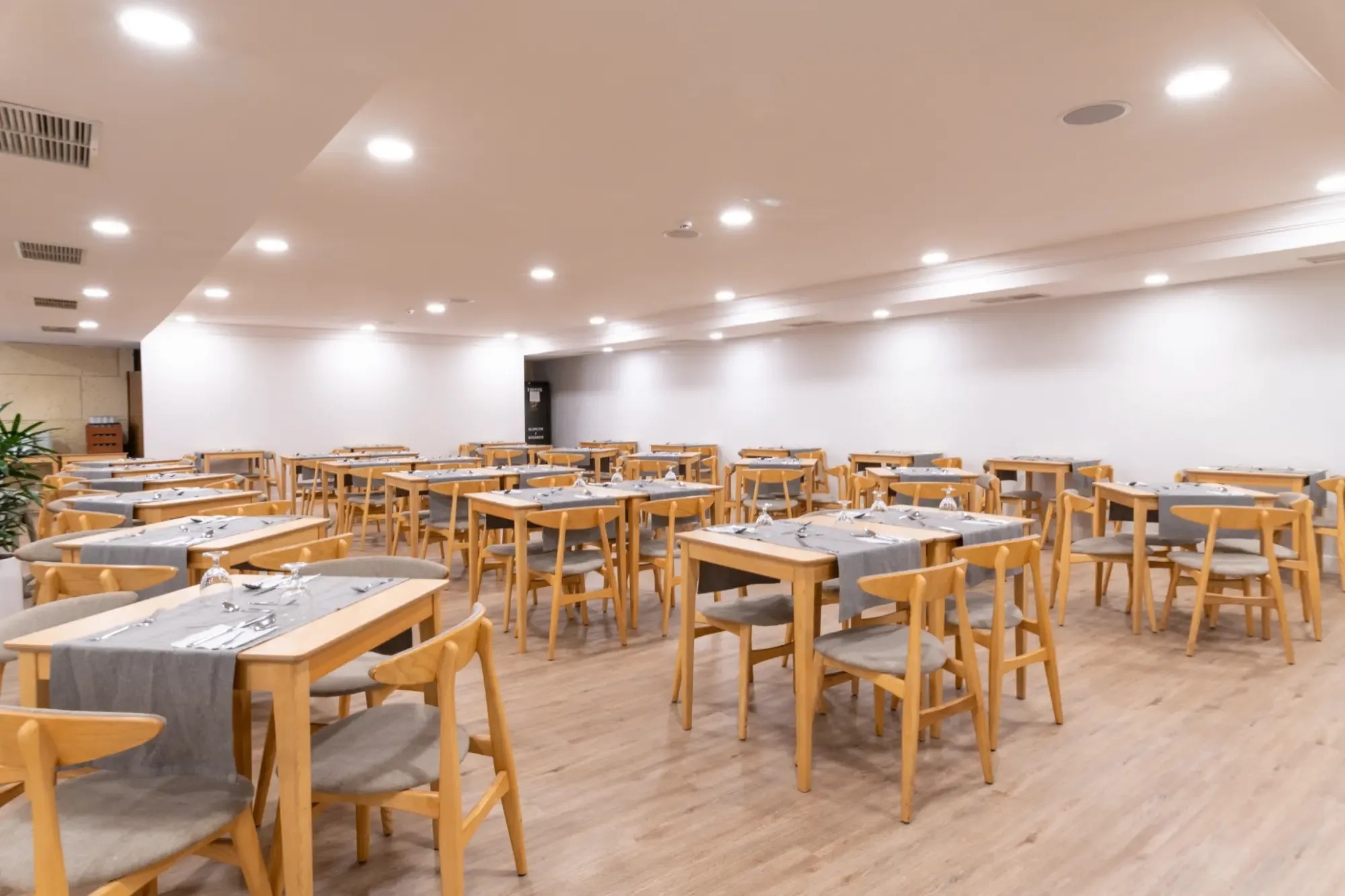 un restaurante con muchas mesas y sillas