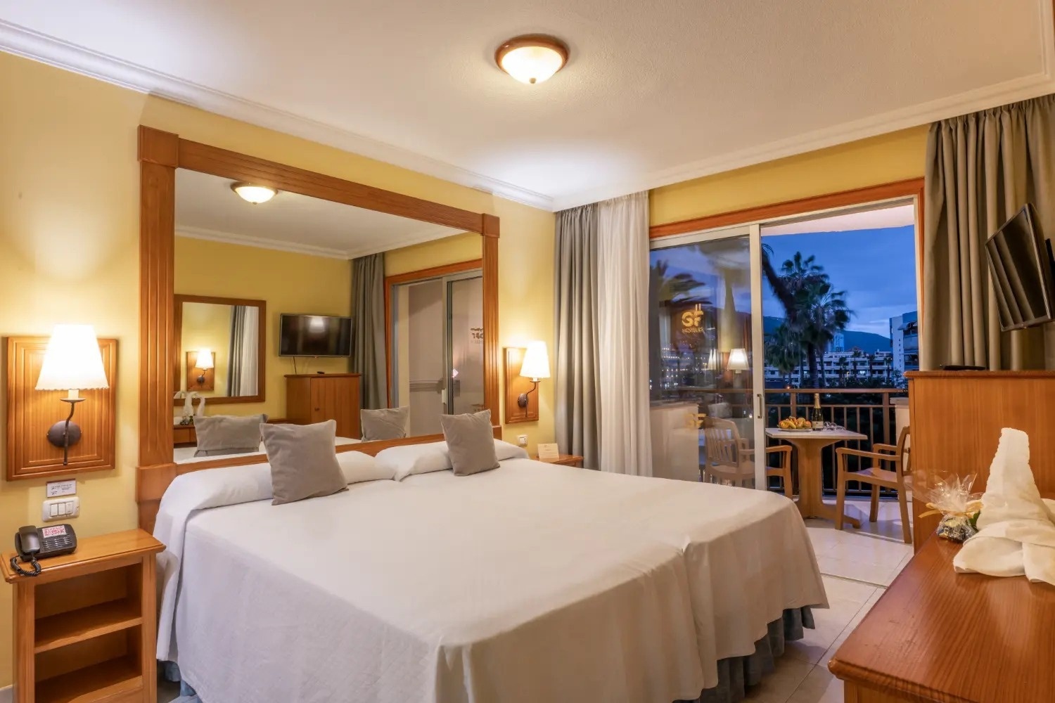 una habitación de hotel con una cama y una televisión