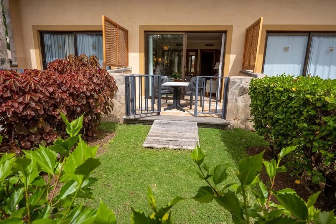 un pequeño patio con una mesa y sillas en él