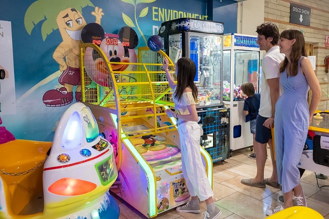 una mesa con copas de vino y un espejo con la palabra ajaj en la pared