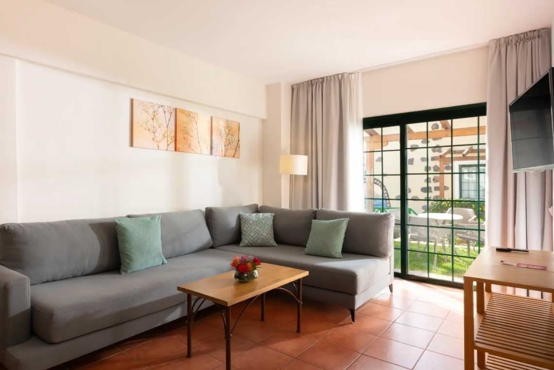 una habitación de hotel con dos camas y una televisión