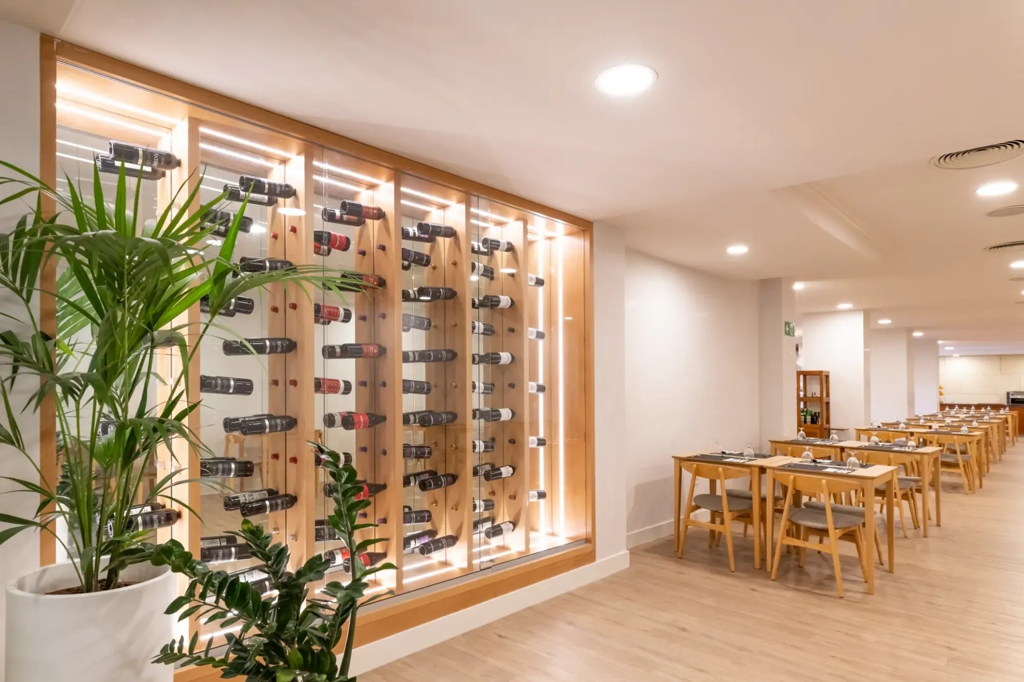 una pared de madera con botellas de vino en ella