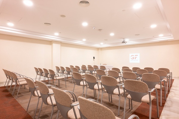 Sala de conferencias GF Hoteles: ideal para eventos corporativos.