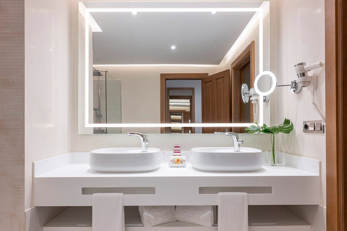 un baño con dos lavabos y un espejo